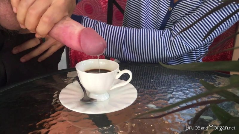 Кончающий член в чашку с кофе