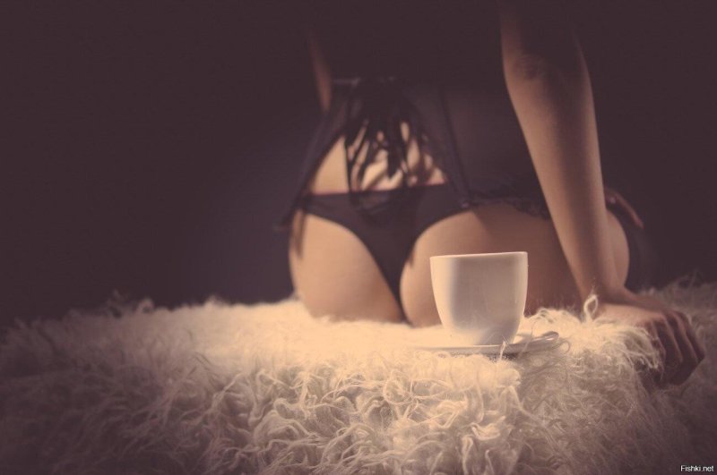 Эротическая девушка с кофе