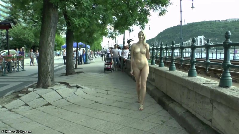 Голая на улице