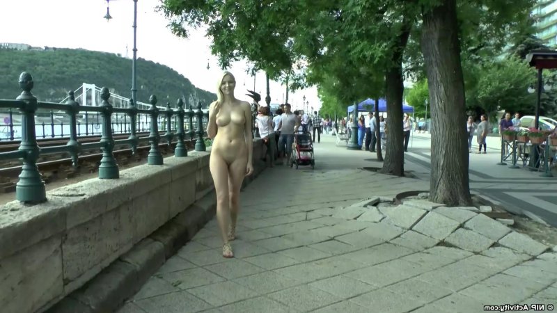 Ходит голая по городу