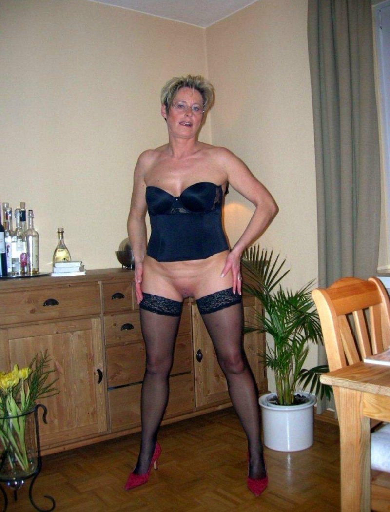 Голые зрелые женщины в чулках