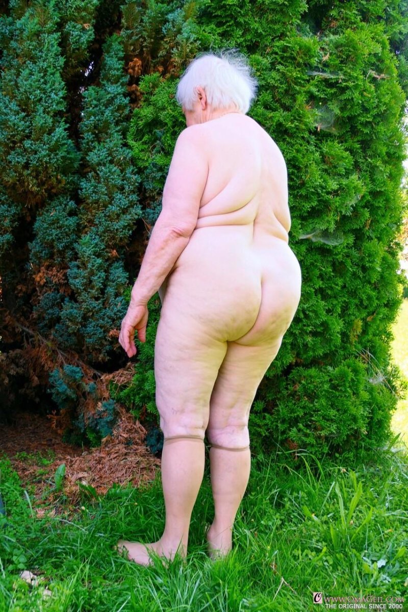 Старушка либби голая вид с саду