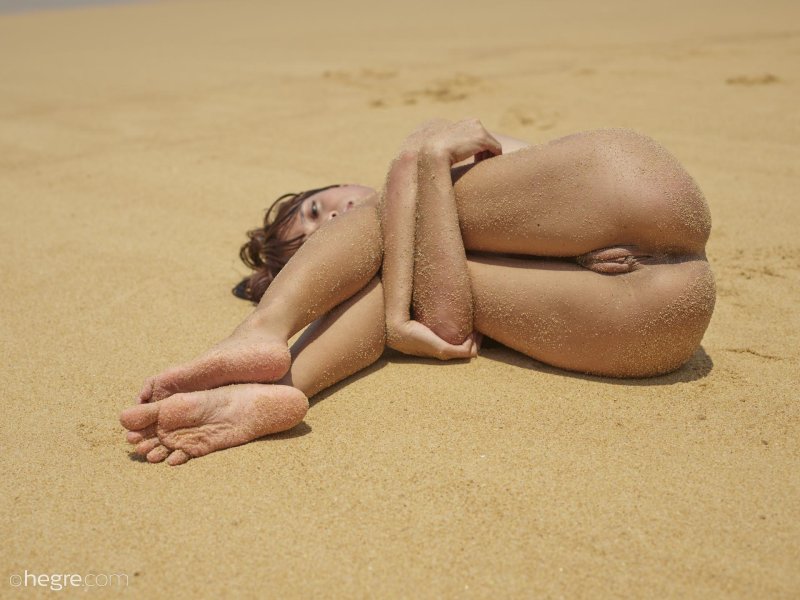 Голая на песке