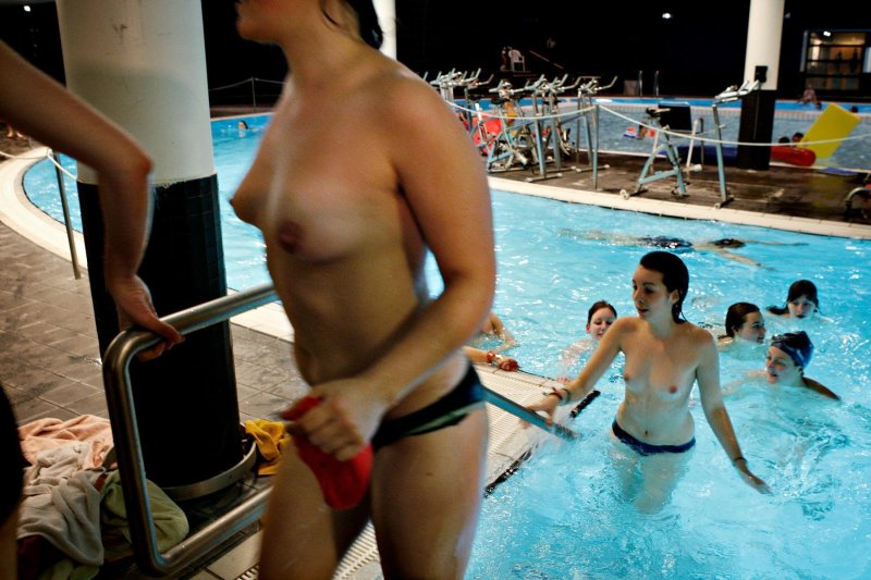 Голые сиськи в бассейне