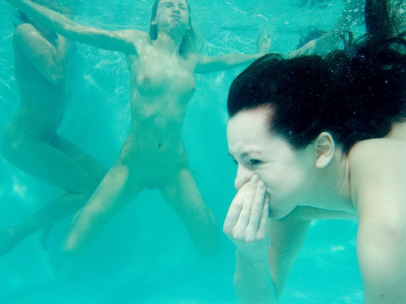 Девушка купается голышом под водой в