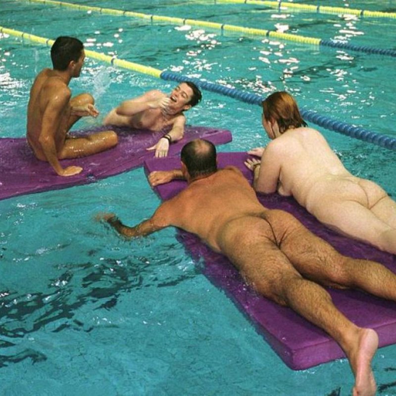 Нудисты в бассейне