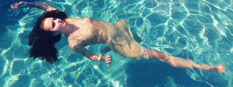 Эмили дидонато плавает в бассейне