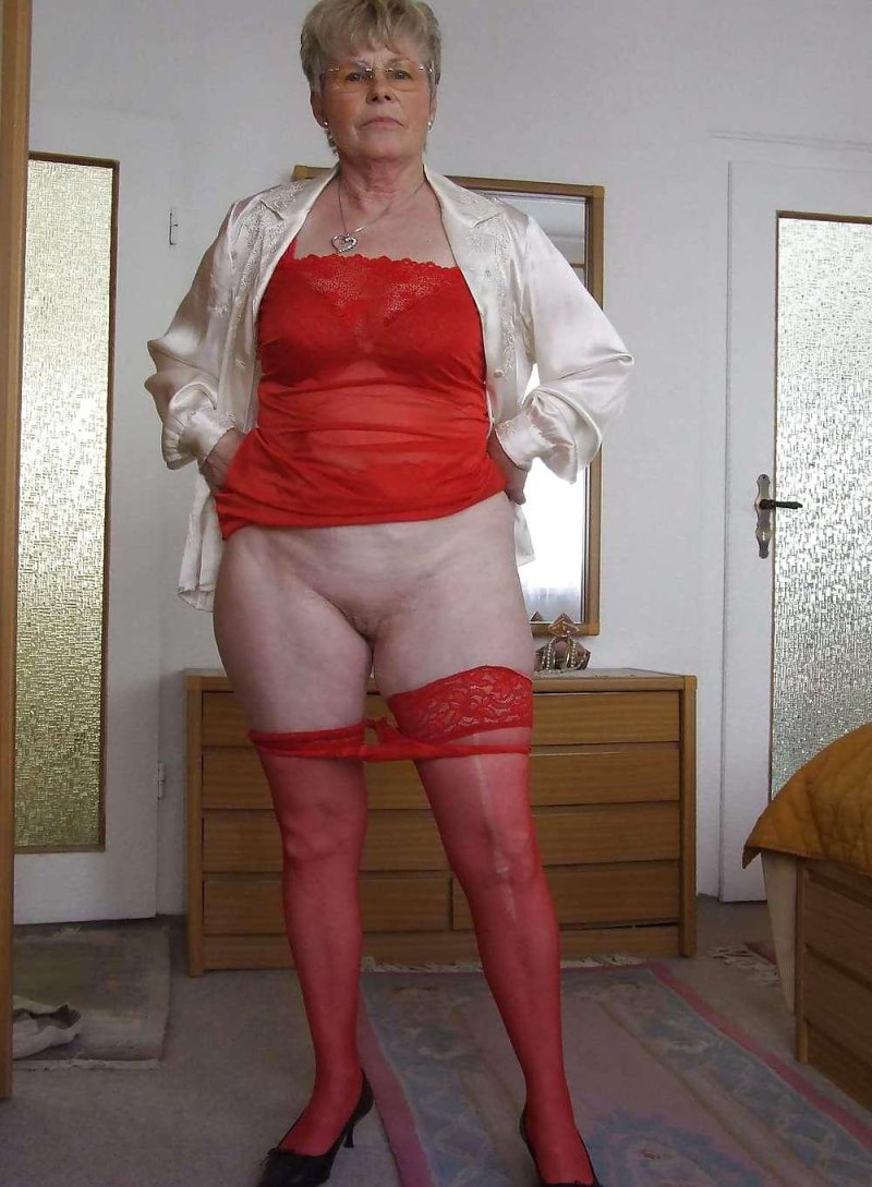 Пожилые дамы без трусов