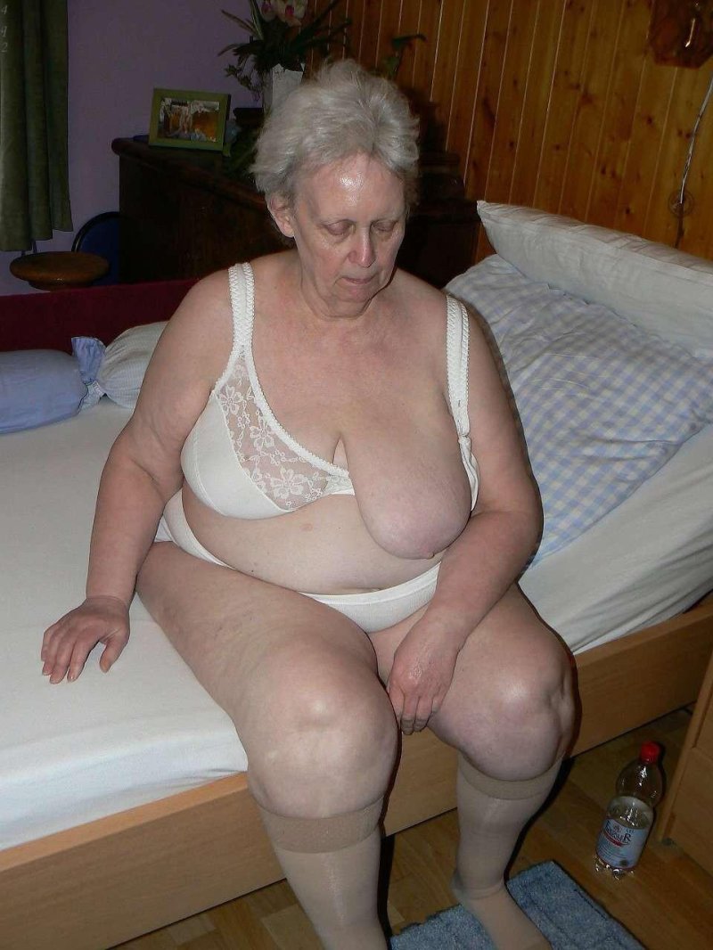 Голая бабушка