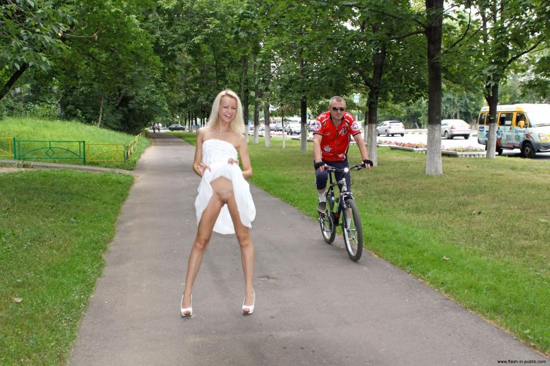 Красивая девушка на велосипеде