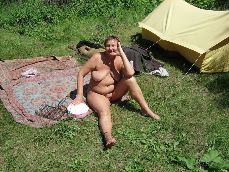 Голые толстушки на природе