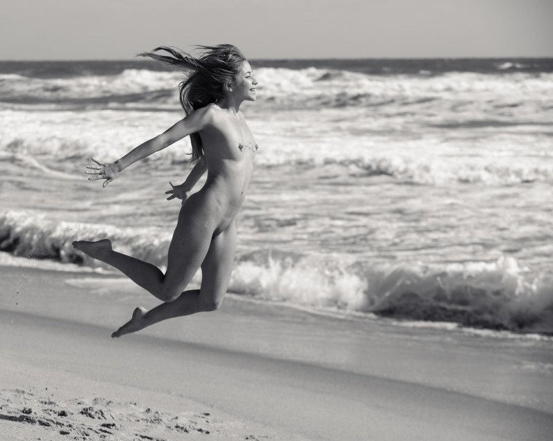 Девушка на море