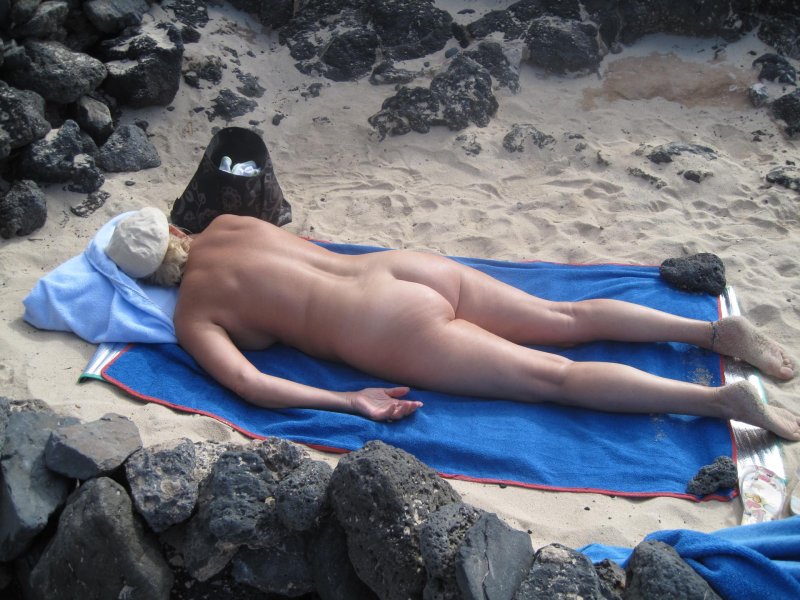 Жена загорает голой на пустом пляже