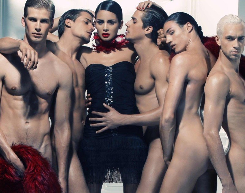 Женщина в окружении мужчин