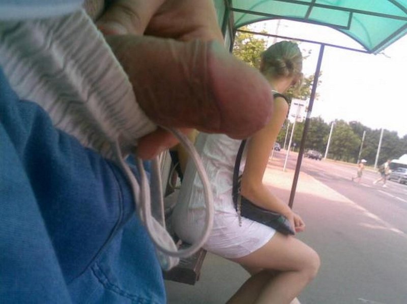 Показал член на улице