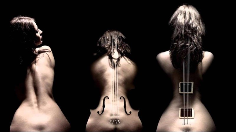 Ню с музыкальными инструментами