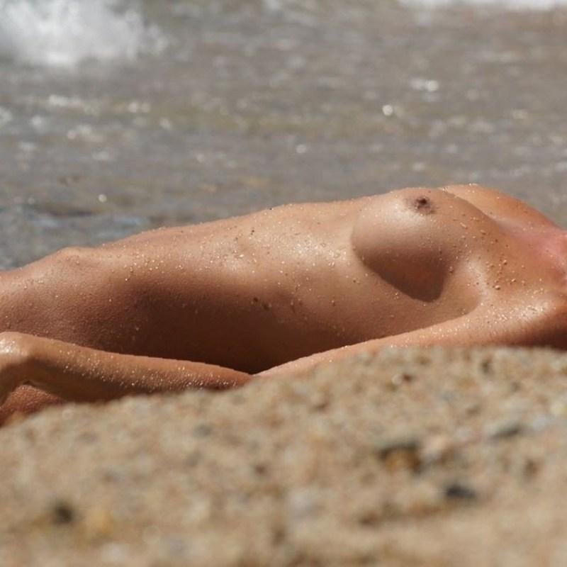 Девушки загорают топлес