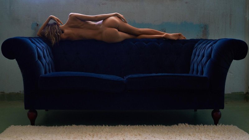 Темно синий диван