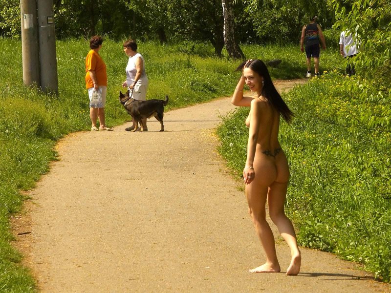 Голая девушка гуляет по улице