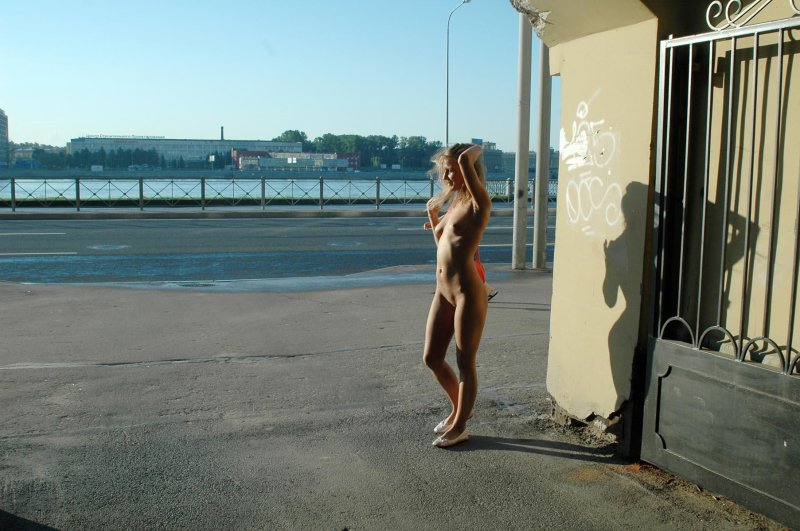 Голая на улице