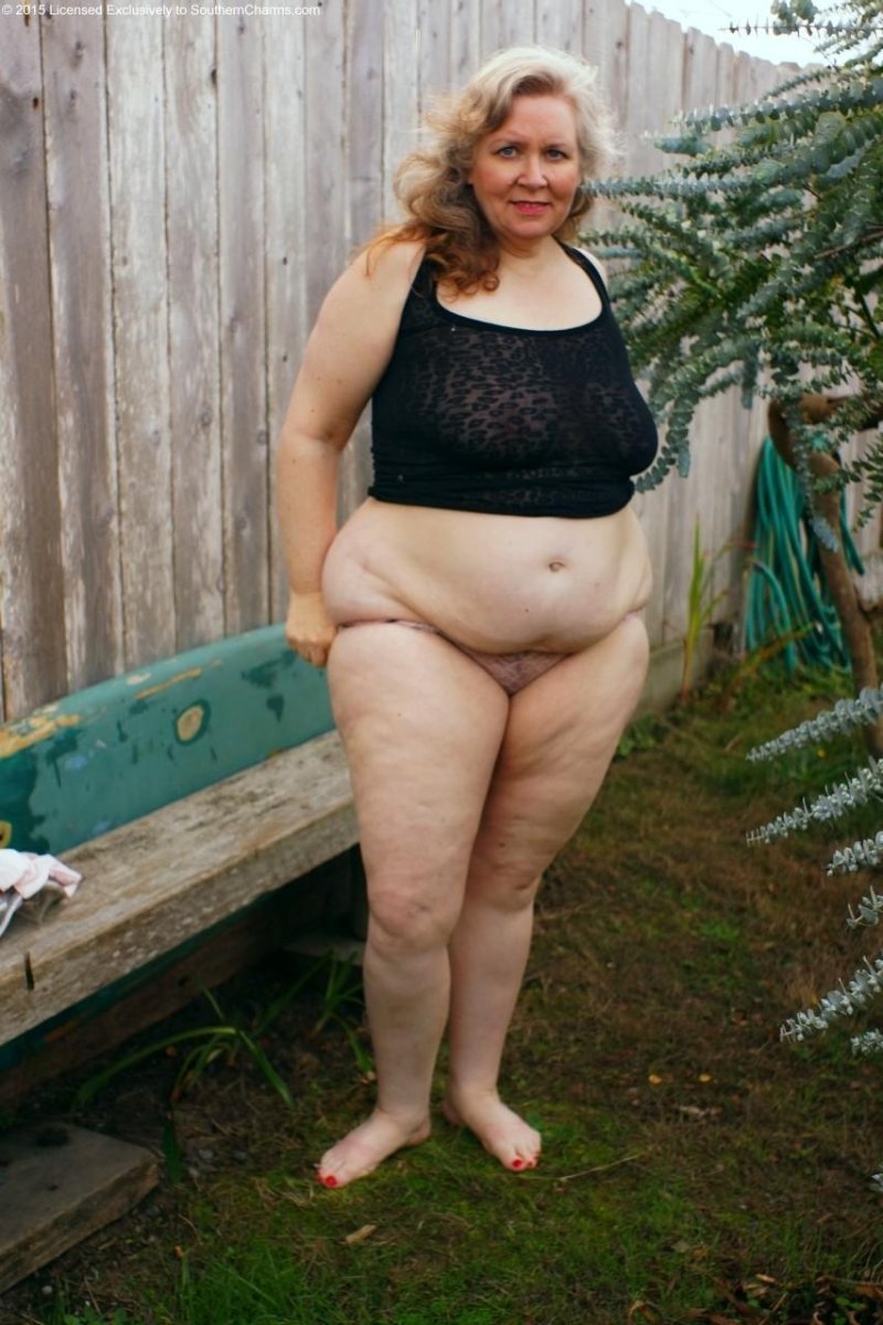 Голая жирная бабка на лавочке