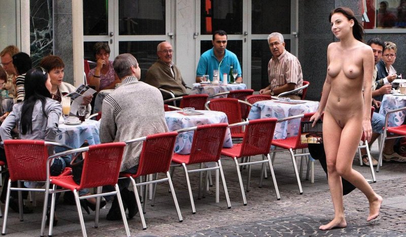 Голые женщины в людных местах