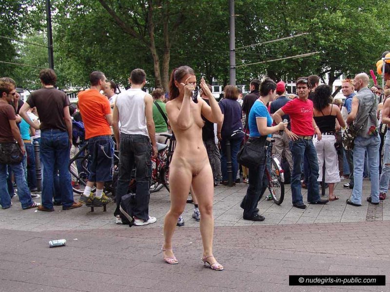 Девушки гуляют голышом