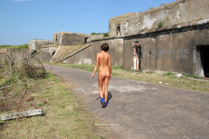 Голая на заброшенной стройке