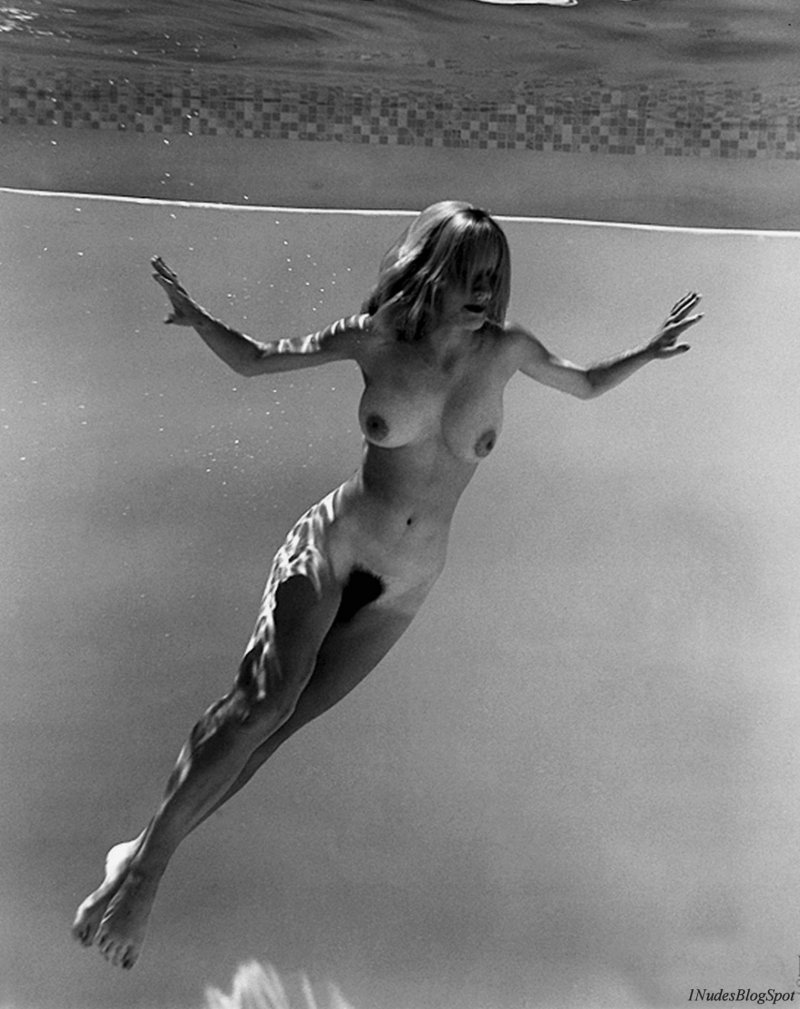 Голышом в воде