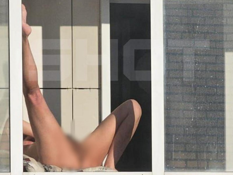 На балконе без трусов