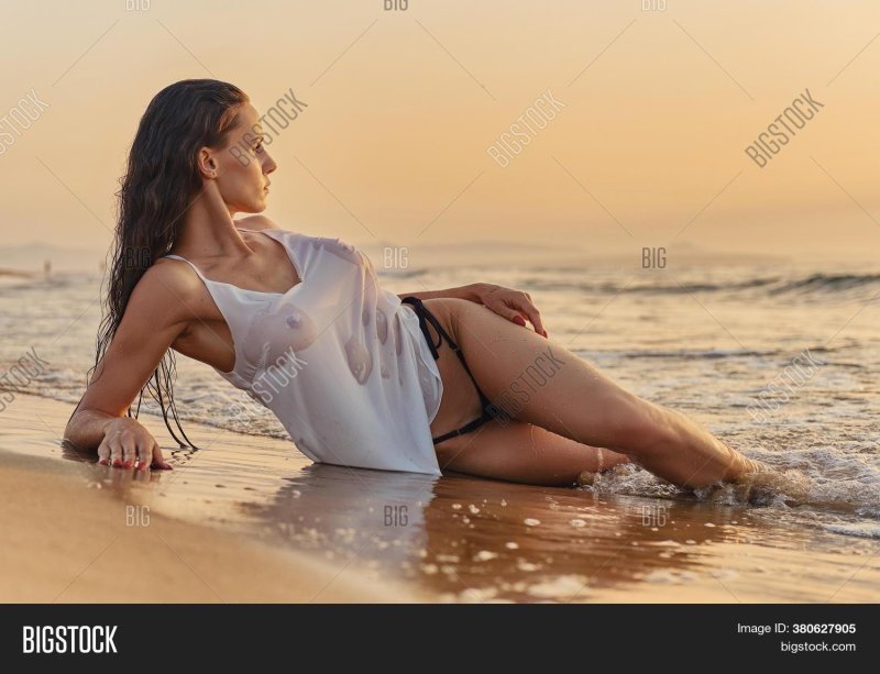 Девушка в мокром