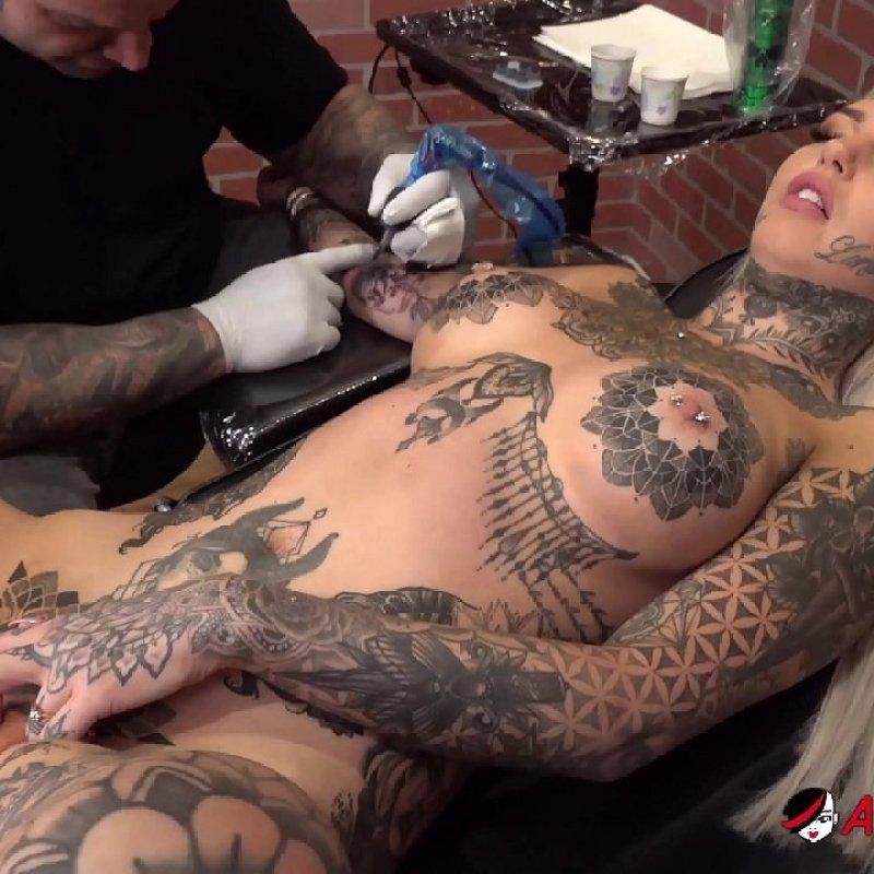 Девушка с татуировками