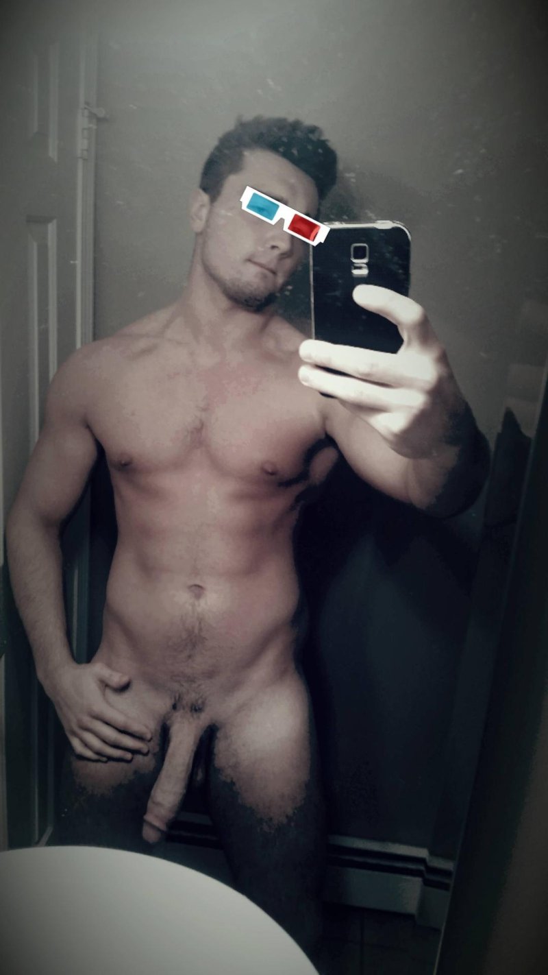 Голый парень с членом в зеркале