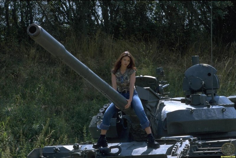 Девушка на танке