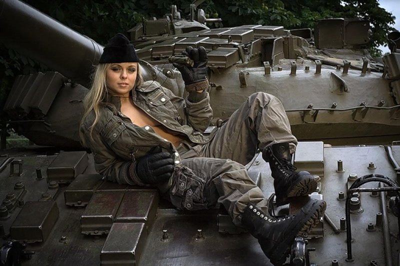 Девушка на танке