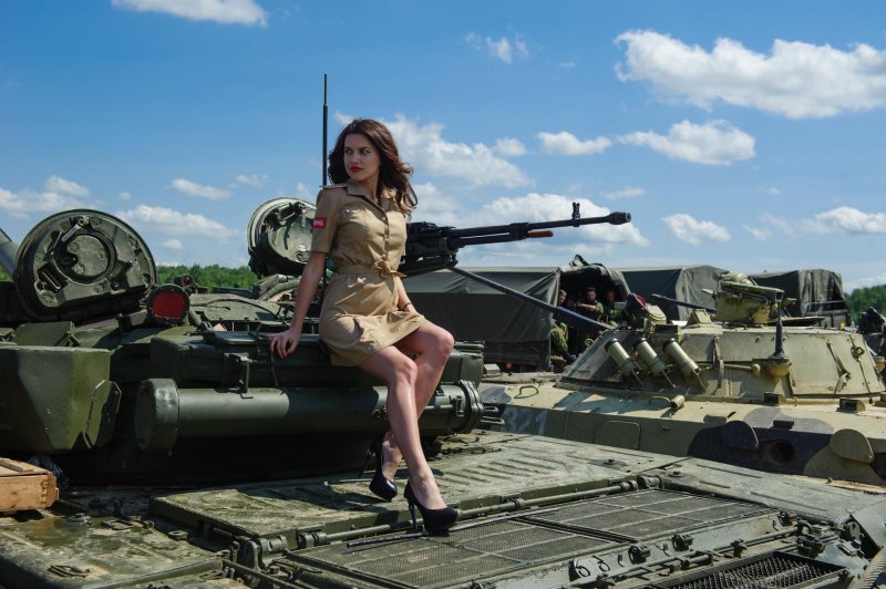 Девушка в танке