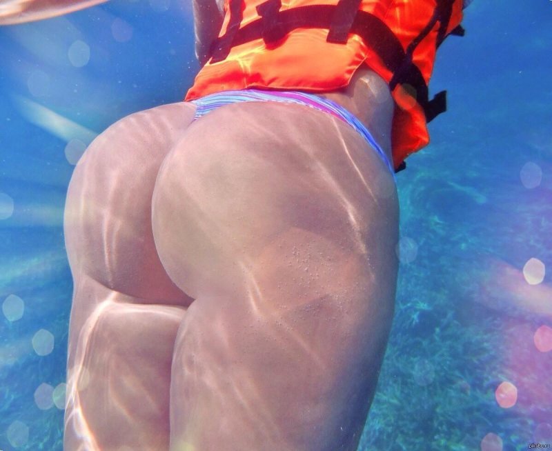 Попа под водой