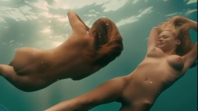 Голая девушка под водой