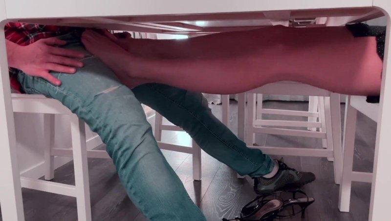 Ноги под столом