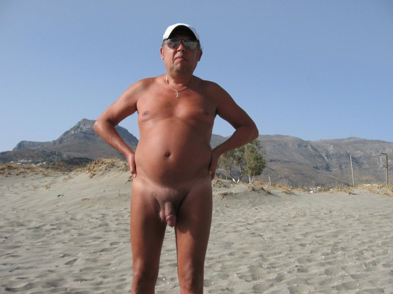 Мужчины загорают голышом