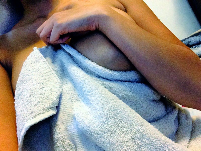 Девушка после душа в полотенце