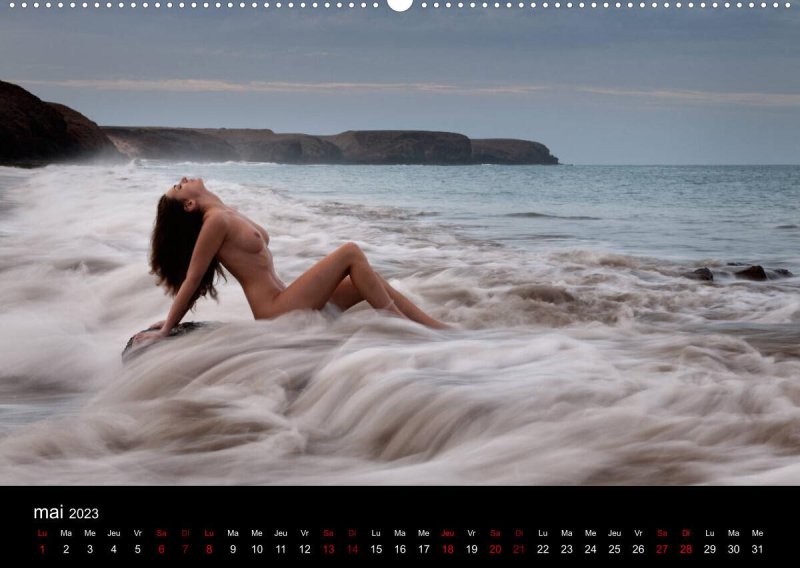 Голые женщины на берегу моря