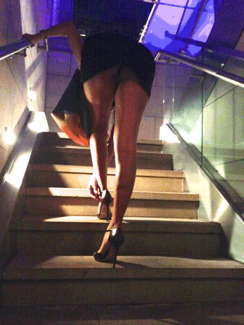 Девушка на лестнице