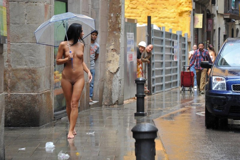 Голышом по улице