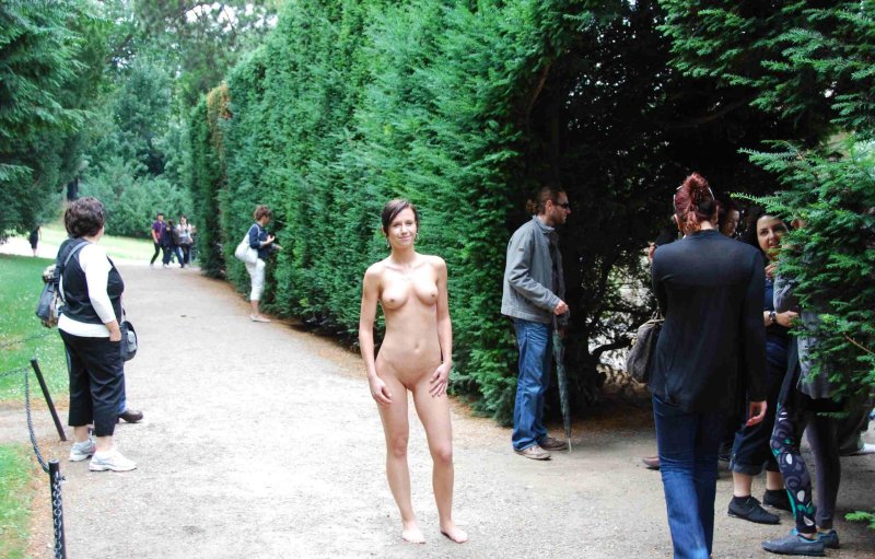 Прогулка голышом на людях