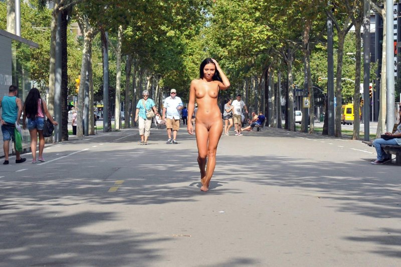 Голые на улицах барселоны