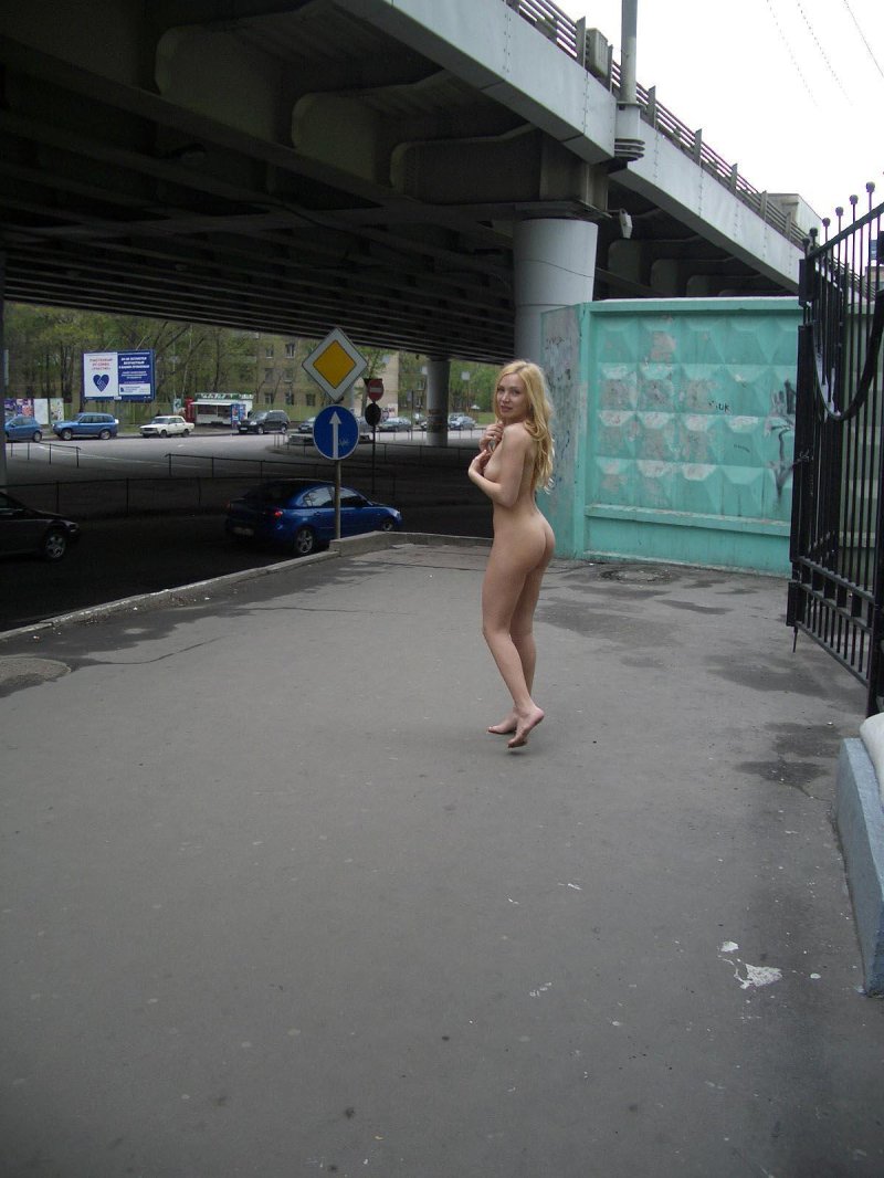 Голая на дороге