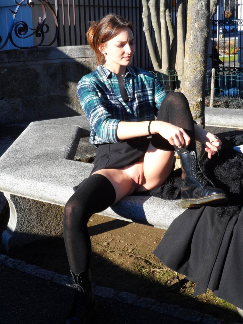 Девушка без трусиков под юбкой