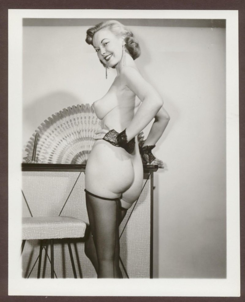 Голые женщины в чулках ретро