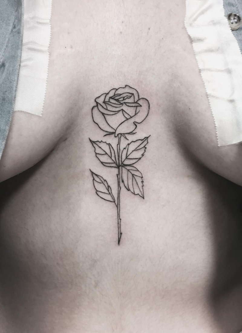 Тату роза между грудью